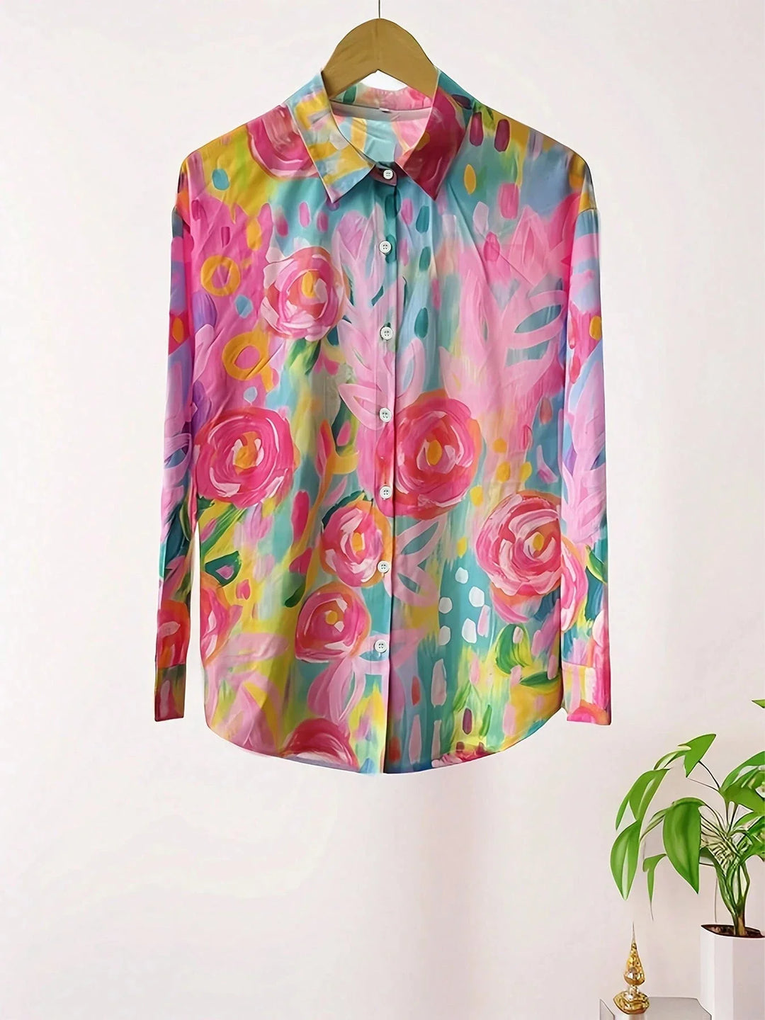 Detalhe da estampa artística vibrante da blusa feminina Annika colorida, destacando seu estilo único.