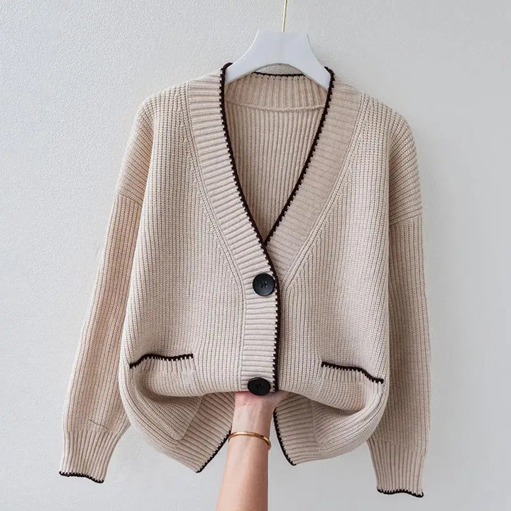 Cardigan feminino Neriza versátil. Peça chave de moda para looks casuais ou mais elegantes. Roupa feminina trendy.