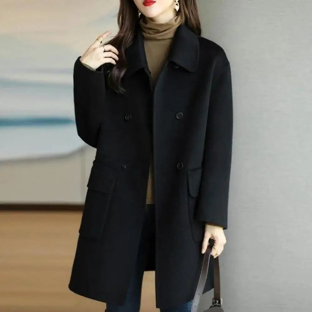 Modelo de casaco feminino longo, com caimento elegante para primavera. Essencial no guarda-roupa de moda feminina.