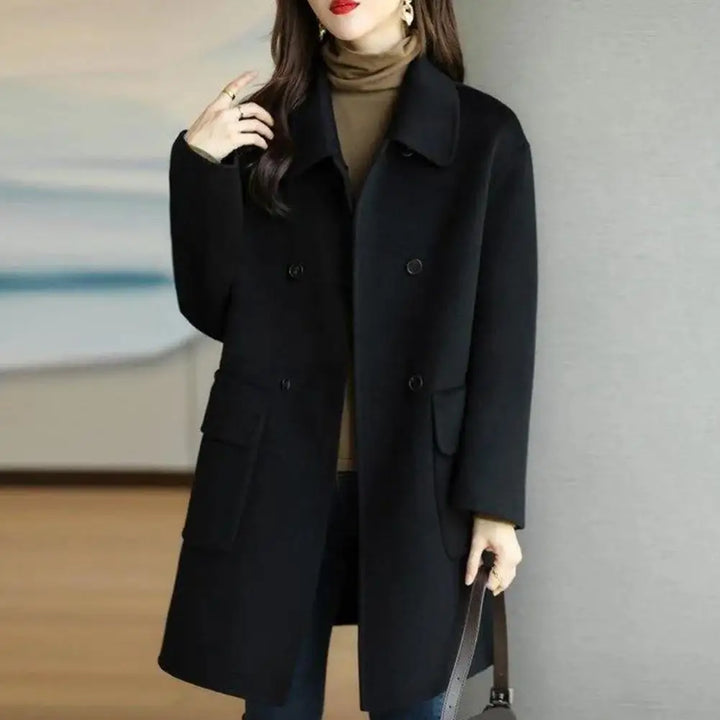 Modelo de casaco feminino longo, com caimento elegante para primavera. Essencial no guarda-roupa de moda feminina.