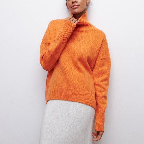 Suéter feminino gola alta, macio e quente. Peça versátil para looks de inverno elegantes.