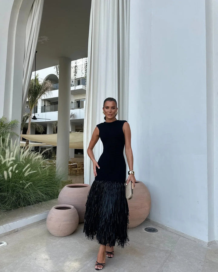 Vestido longo feminino elegante com franjas, perfeito para eventos de moda e festas noturnas.