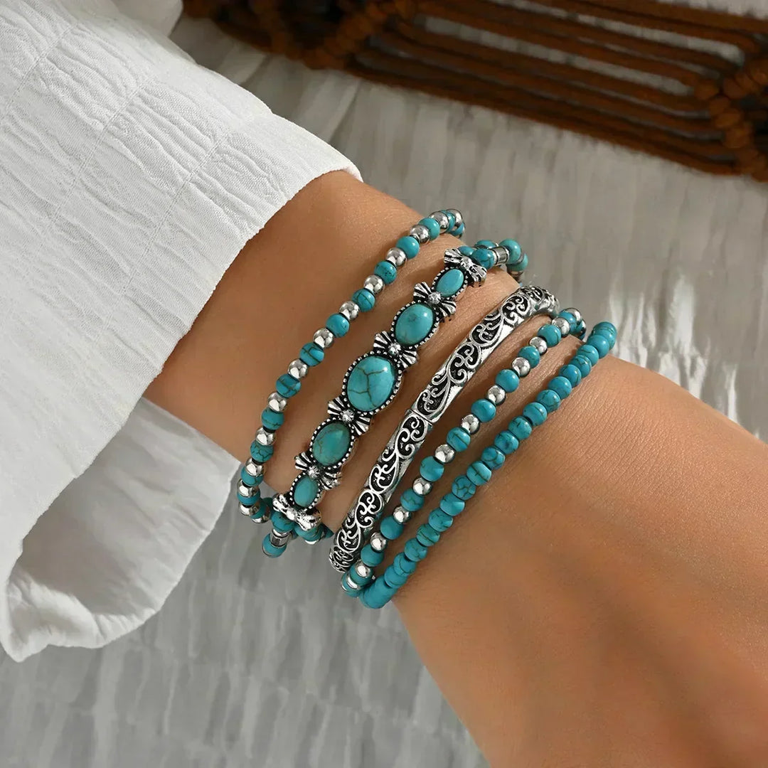 Conjunto de pulseiras femininas boémias Azura com contas turquesa e detalhes prateados, estilo boho único.