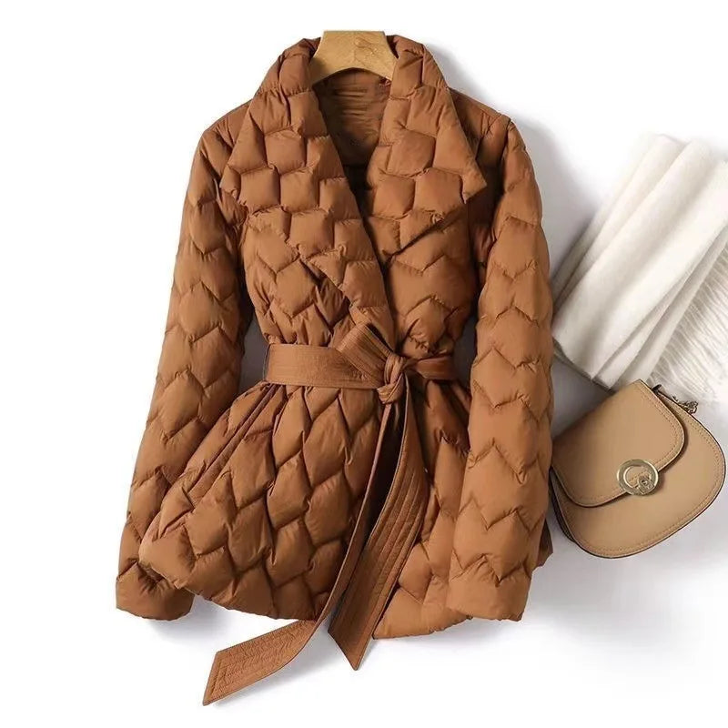 Casaco feminino acolchoado Isabella elegante com cinto ajustável. Perfeito para outono/inverno, oferece luxo e conforto.