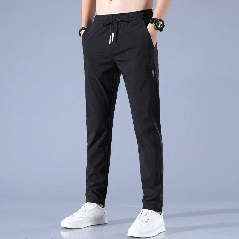 Calça elástica masculina leve e de secagem rápida, perfeita para caminhada e atividades esportivas.