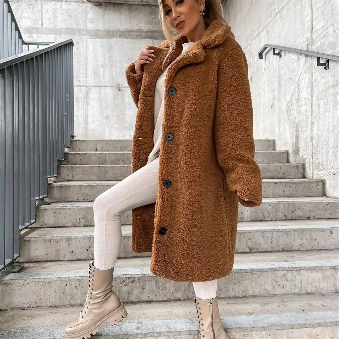 Casaco teddy feminino macio e estiloso, perfeito para o inverno chic e casual.