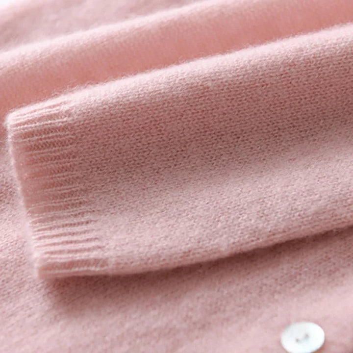 Suéter feminino elegante de malha com zíper lateral. Tendência e conforto para os dias frios de outono/inverno.