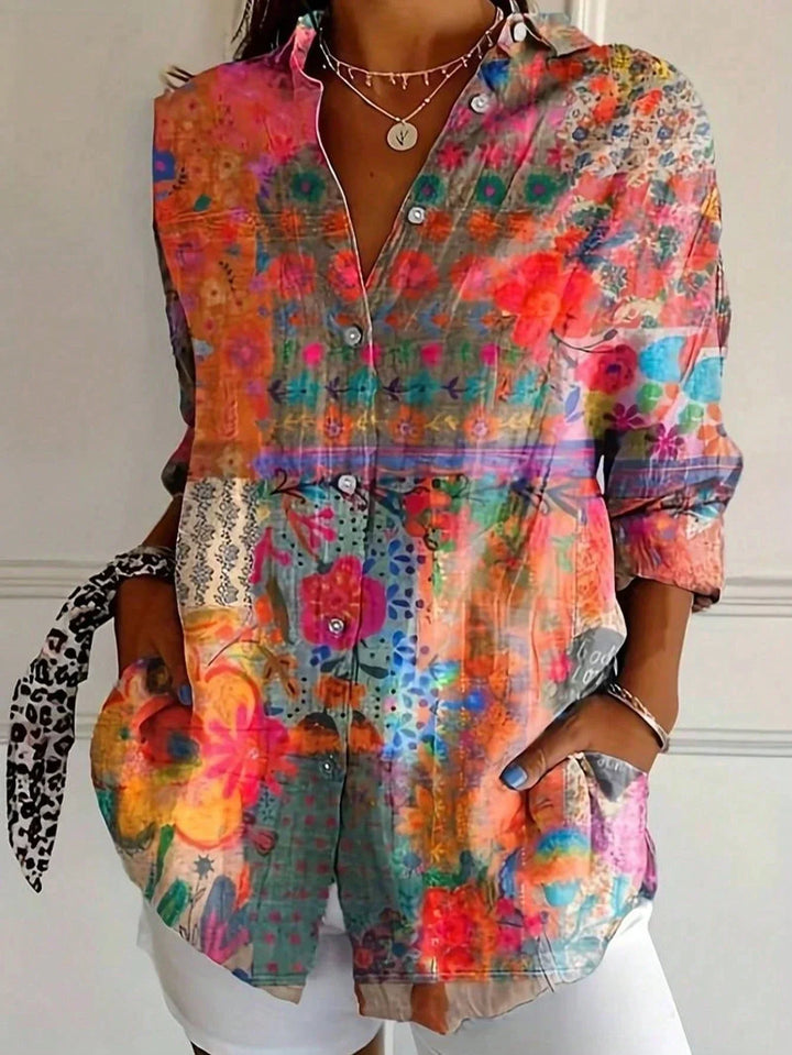 Blusa feminina Annika de manga curta com estampa artística vibrante, perfeita para um look confortável.
