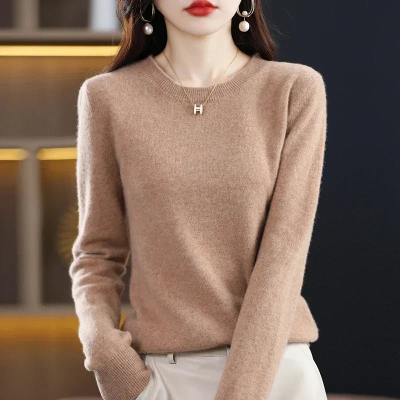 Blusa feminina versátil de decote redondo, malha confortável, ideal para moda outono/inverno elegante.