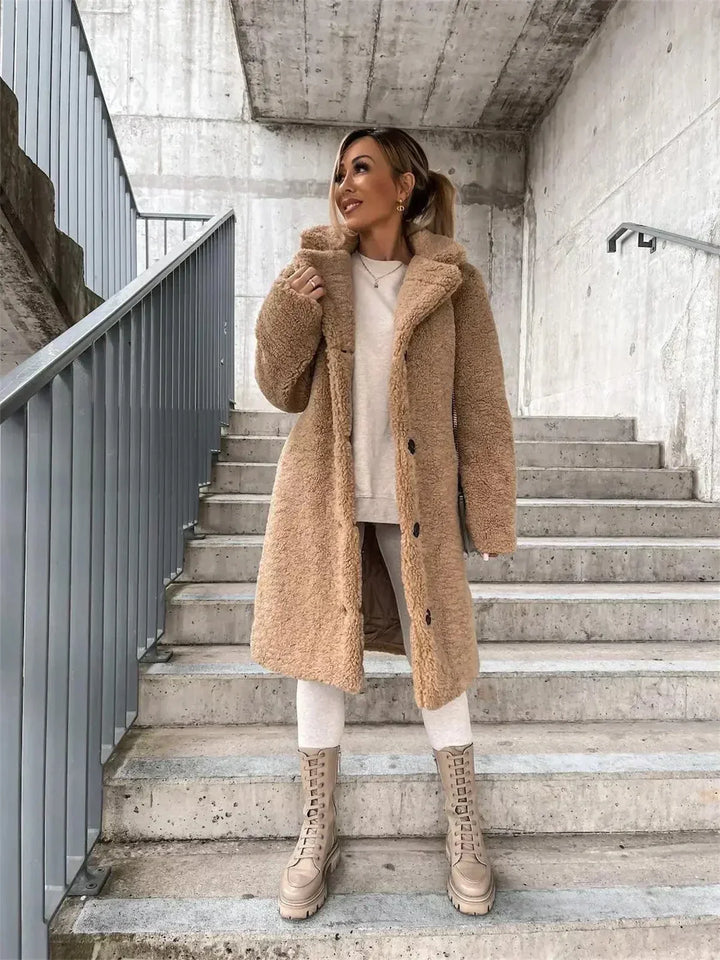 Jaqueta feminina teddy chic para moda inverno, agasalho versátil e macio.