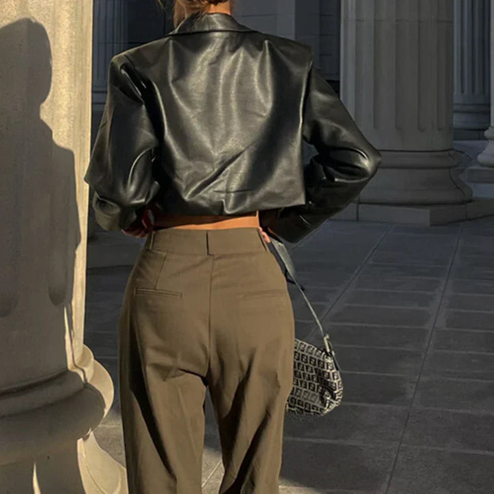 Mulher usando jaqueta feminina preta, destacando estilo e elegância. Casaco moderno, ideal para moda outono/inverno.