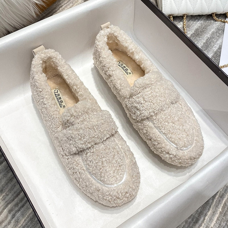 Pantufas femininas perfeitas para o inverno, garantindo pés quentinhos e conforto aconchegante.