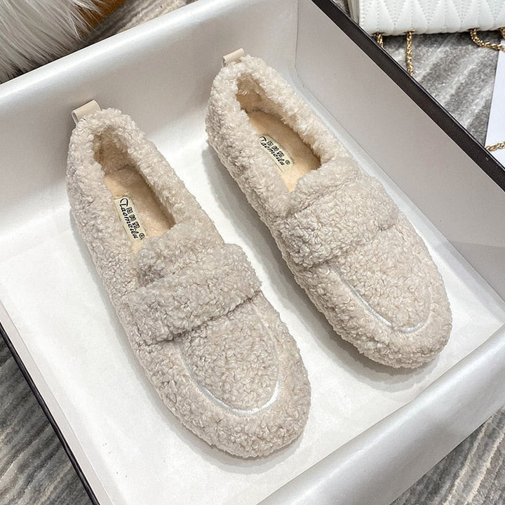 Pantufas femininas perfeitas para o inverno, garantindo pés quentinhos e conforto aconchegante.