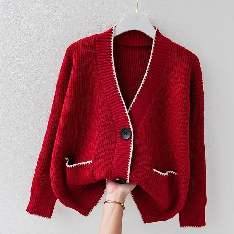 Cardigan de tricô feminino Neriza. Textura macia e caimento perfeito para um estilo versátil e confortável.