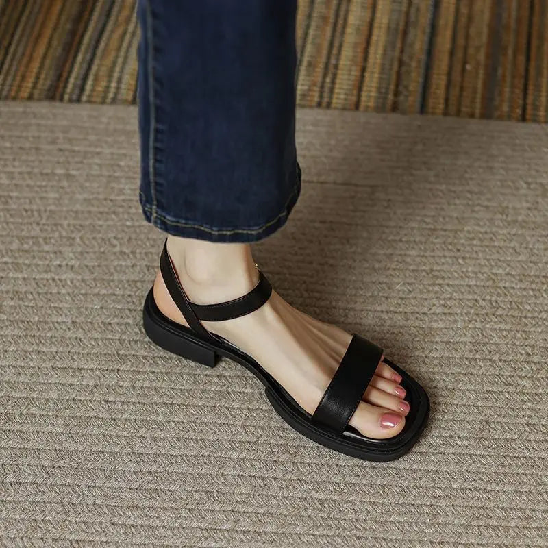 Sandálias femininas confortáveis com salto baixo, ideais para o verão e moda casual-chique.