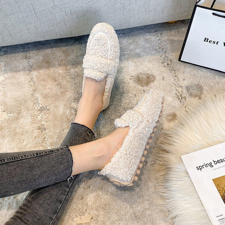 Pantufas femininas casuais, estilo e aconchego para o lar. Calçado de inverno confortável para relaxar.