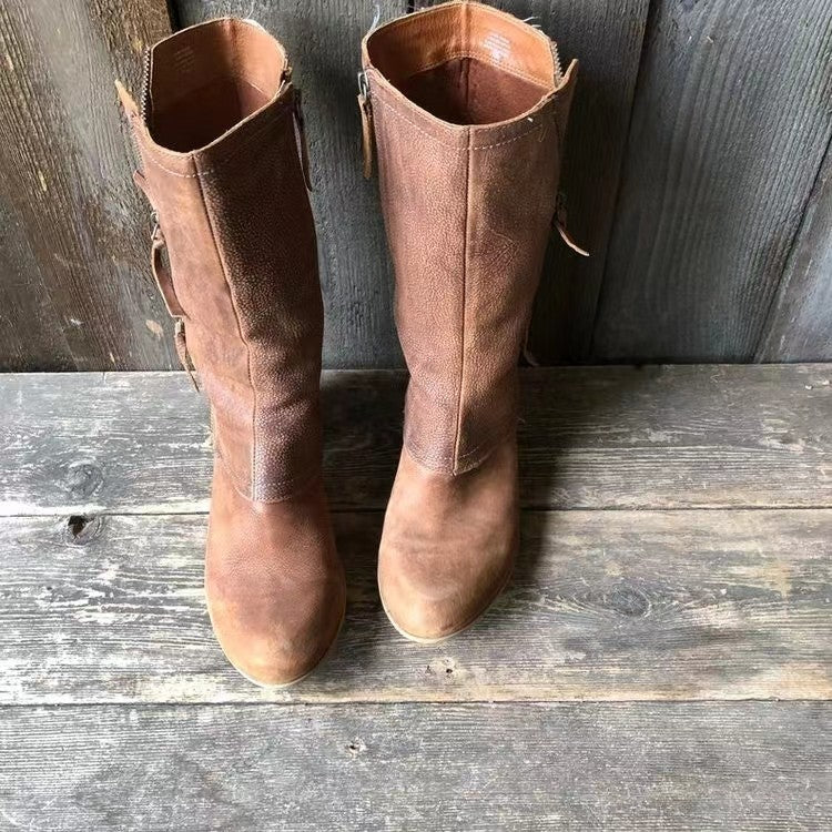 Botas femininas elegantes e versáteis para outono, em tom marrom, oferecendo conforto e durabilidade.