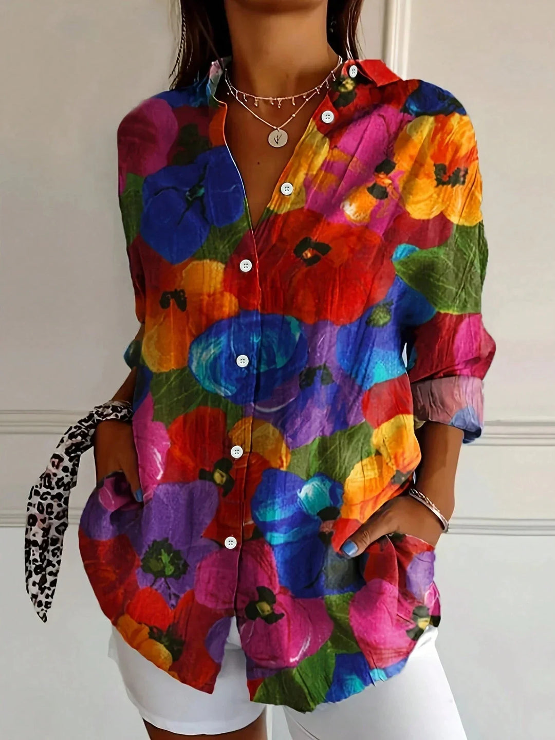 Blusa feminina Annika colorida e estampada, estilo único para a moda verão. Manga curta e confortável.