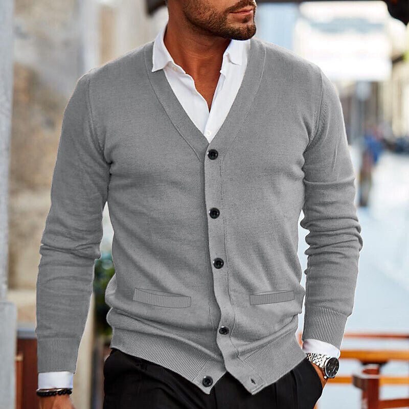 Homem veste cardigan masculino Aamir, roupa masculina que oferece conforto e estilo duradouro.