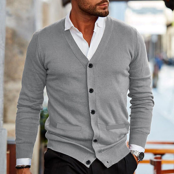 Homem veste cardigan masculino Aamir, roupa masculina que oferece conforto e estilo duradouro.