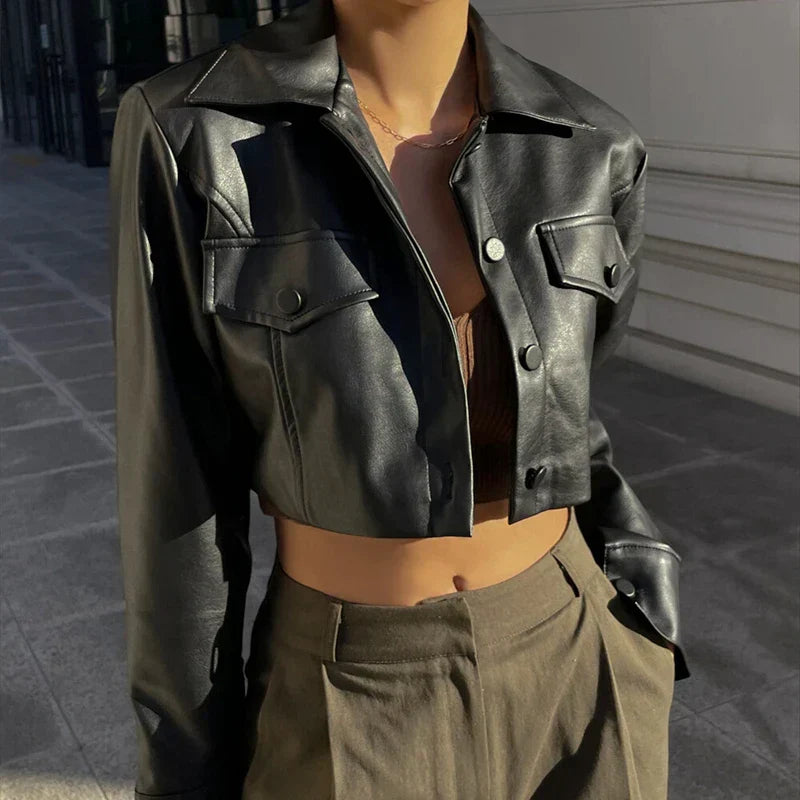 Jaqueta feminina preta versátil, ideal para outono/inverno. Casaco moderno e elegante, peça chave no vestuário feminino.