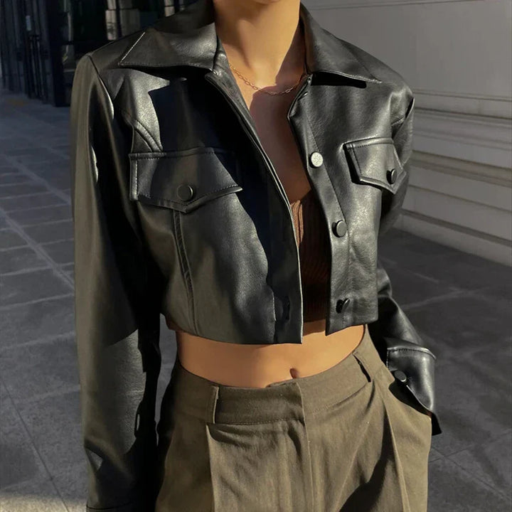 Jaqueta feminina preta versátil, ideal para outono/inverno. Casaco moderno e elegante, peça chave no vestuário feminino.