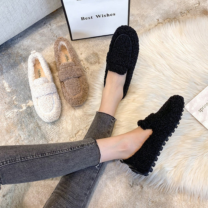 Pantufas femininas extremamente macias e aconchegantes para desfrutar de momentos de puro conforto em casa.