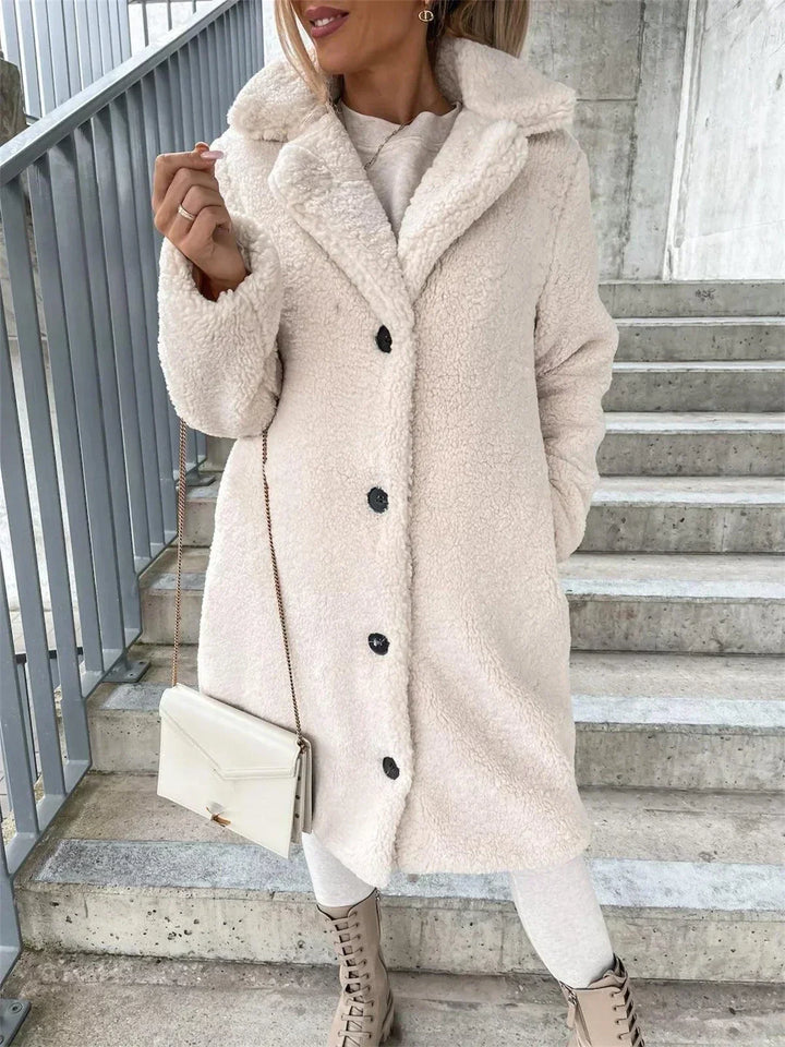 Jaqueta teddy feminina chic para dias frios, look elegante e confortável.