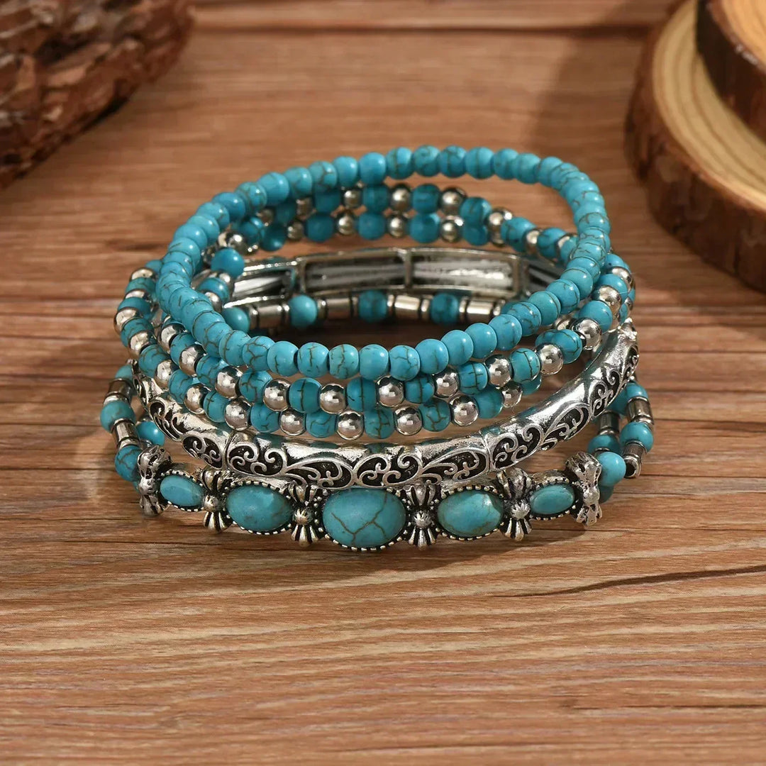 Conjunto de pulseiras prateadas e turquesa para mulher, design boêmio chic, acessório versátil para o dia a dia.