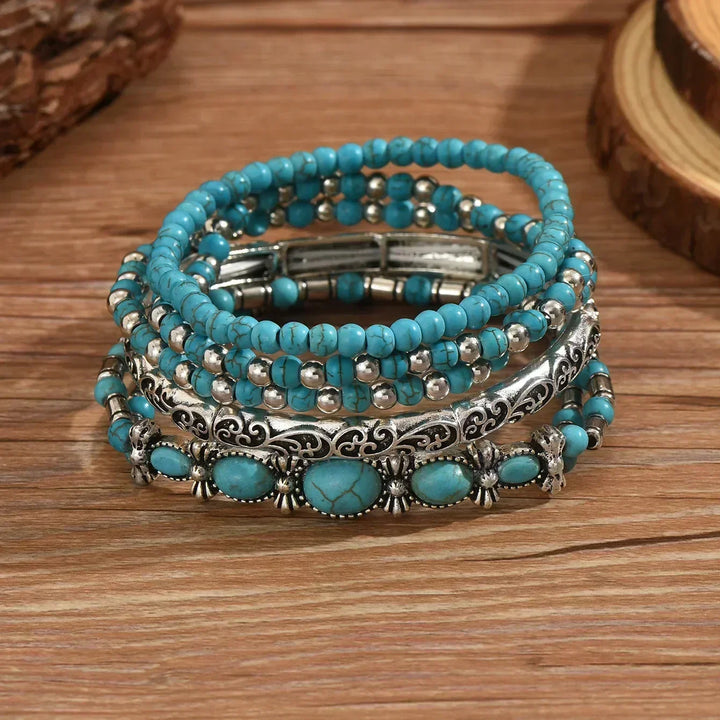 Conjunto de pulseiras prateadas e turquesa para mulher, design boêmio chic, acessório versátil para o dia a dia.