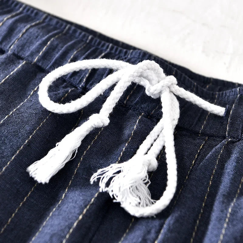 Modelo de shorts masculinos com cintura ajustável, ideal para um look casual de verão. Versátil e confortável.