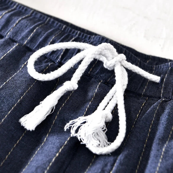 Modelo de shorts masculinos com cintura ajustável, ideal para um look casual de verão. Versátil e confortável.