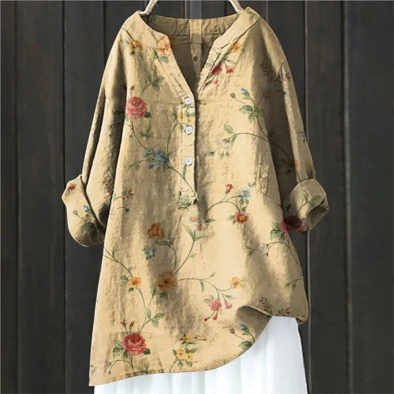 Mulher veste blusa feminina floral casual, exibindo conforto e elegância para a moda primavera/verão.