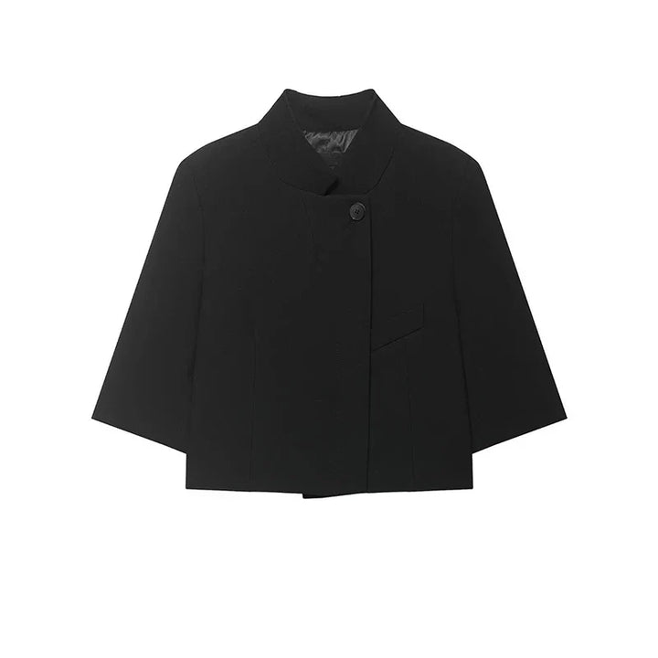 Blazer feminino curto assimétrico, ideal para primavera/verão. Estilo elegante e versátil para escritório.