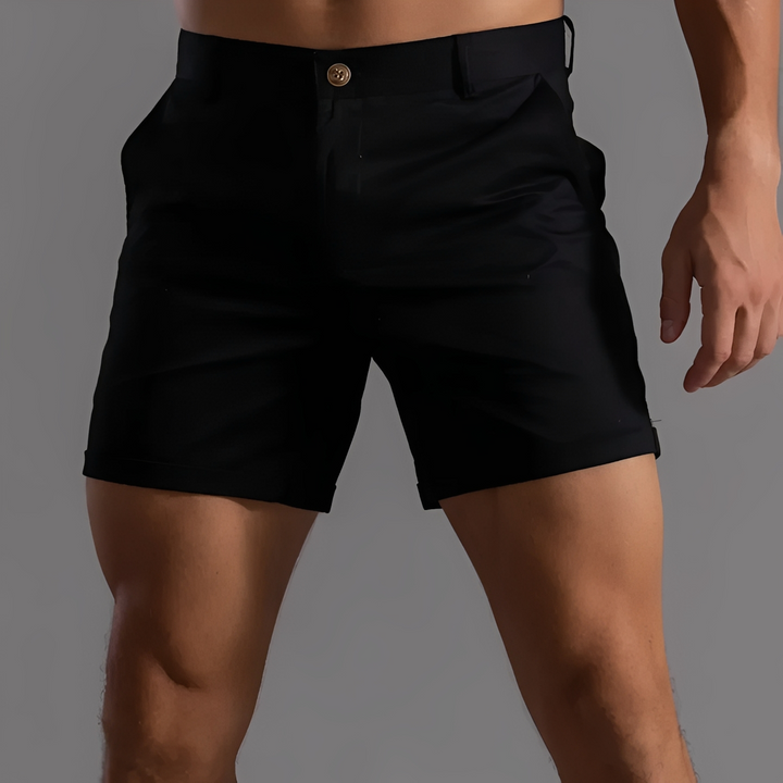 Homem com short de verão masculino, estilo descontraído. Roupa ideal para a praia, passeios e conforto em dias quentes.