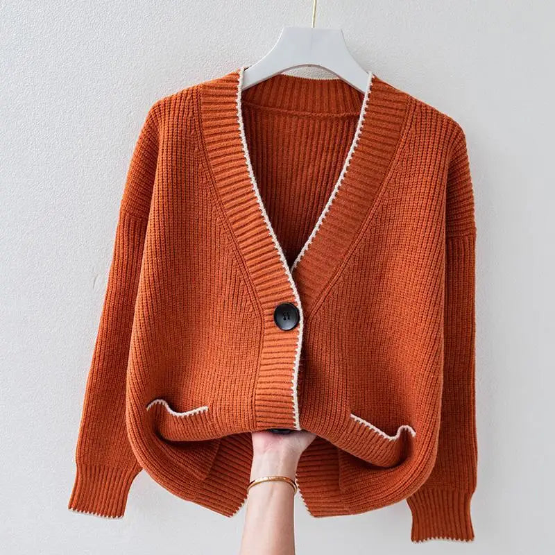 Cardigan feminino Neriza longo e solto. Design moderno e confortável, ideal para diferentes ocasiões.