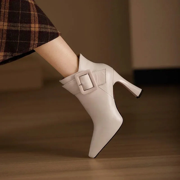 Botins femininos elegantes pretos com fivela lateral, salto médio e design confortável para outono/inverno.