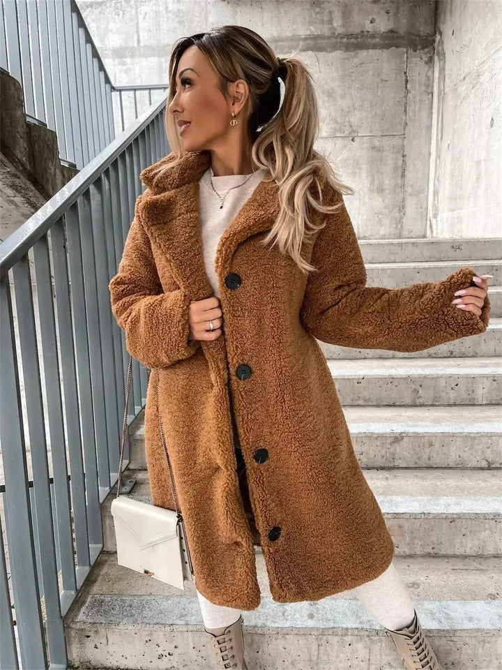 Casaco teddy feminino confortável, tendência da moda inverno e look estiloso.