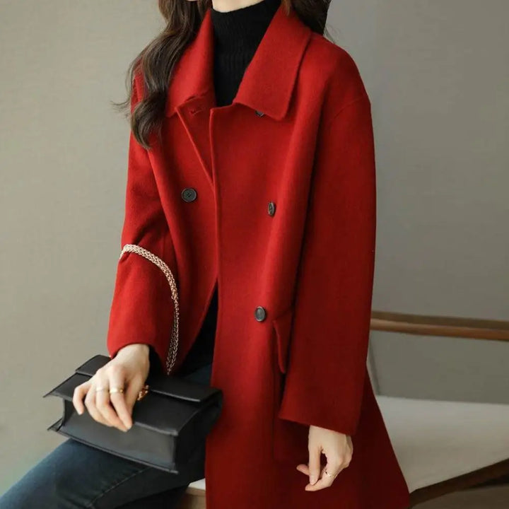 Casaco longo feminino, corte elegante. Perfeito para primavera/outono, adiciona estilo sofisticado ao vestuário.