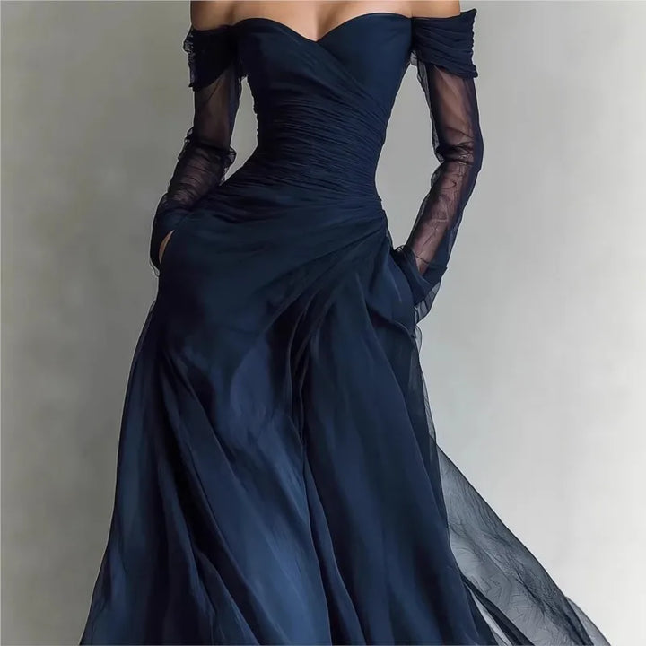 Elegante vestido longo azul feminino, com ombros descobertos. Confortável e perfeito para ocasiões especiais.