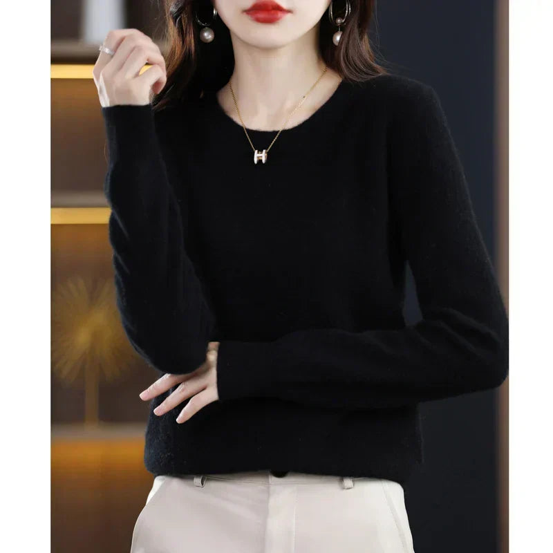 Suéter de malha para mulher, decote redondo, ideal para combinar com diversos estilos de roupa.