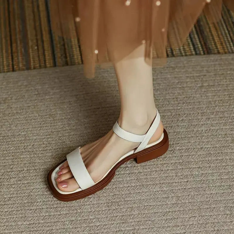 Sandálias femininas para o dia a dia, combinando design elegante, conforto e praticidade no verão.