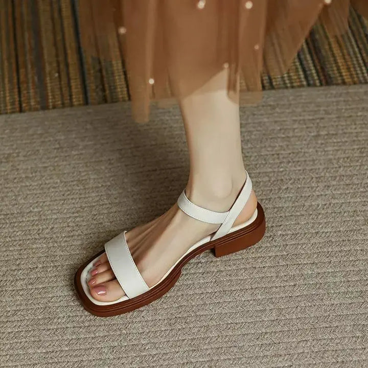 Sandálias femininas para o dia a dia, combinando design elegante, conforto e praticidade no verão.