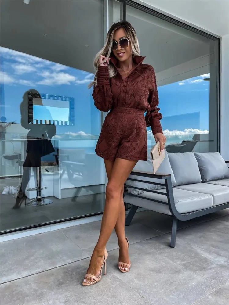 Conjunto de verão em renda, duas peças que combinam elegância e conforto para moda feminina.