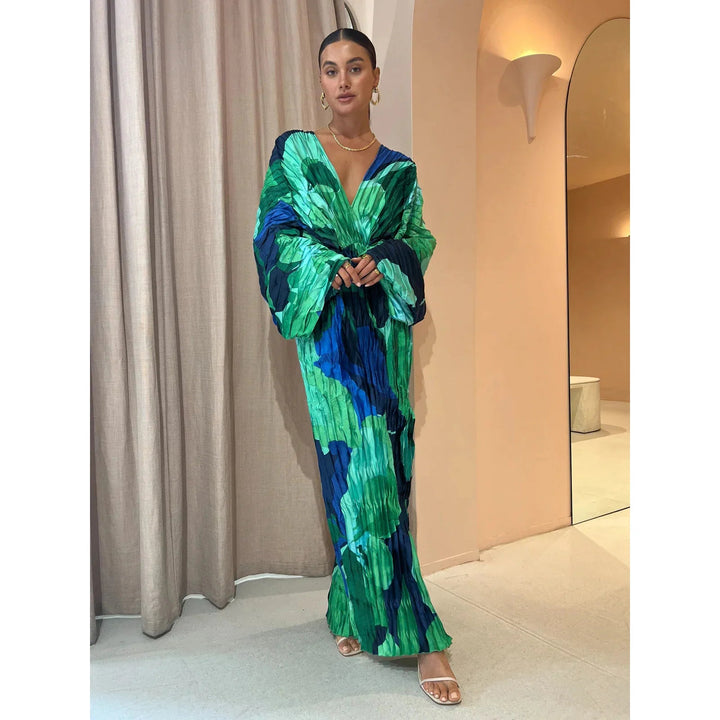 Vestido feminino plissado elegante em tons de azul e verde. Perfeito para verão e moda festa.
