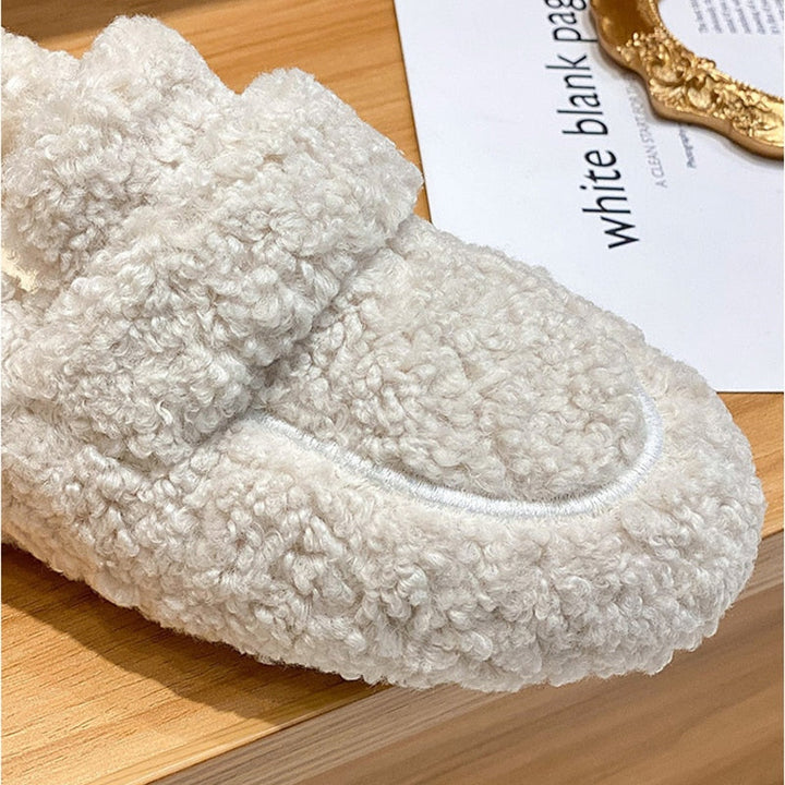 Pantufas femininas para relaxamento em casa. Calçado de inverno acolhedor, ideal para conforto diário.