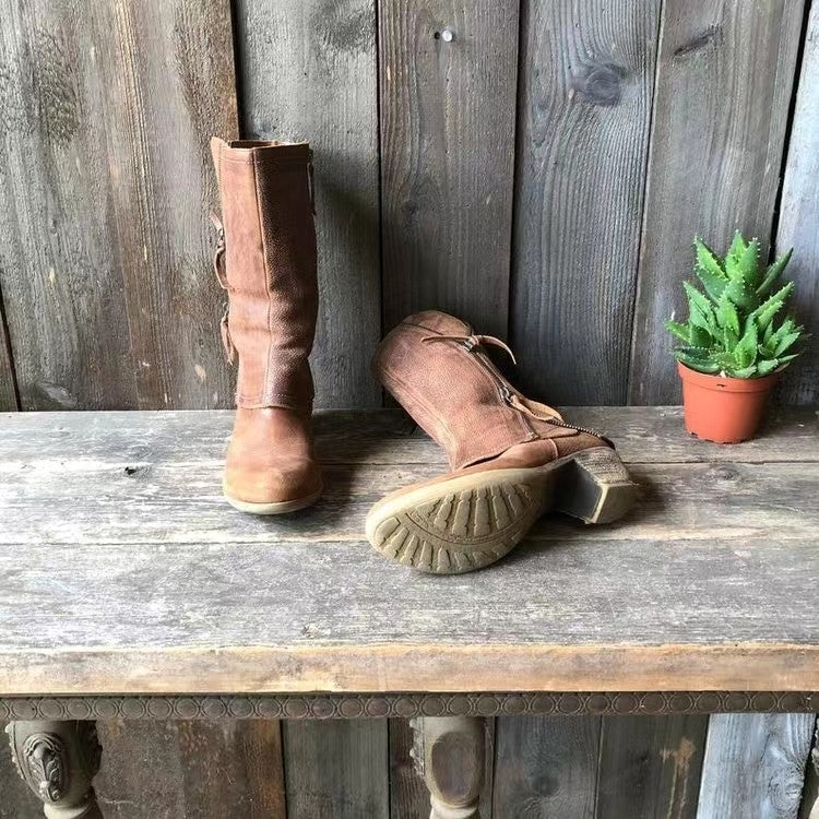 Calçado feminino de outono: botas marrons confortáveis e duráveis, perfeitas para o estilo casual e moda.