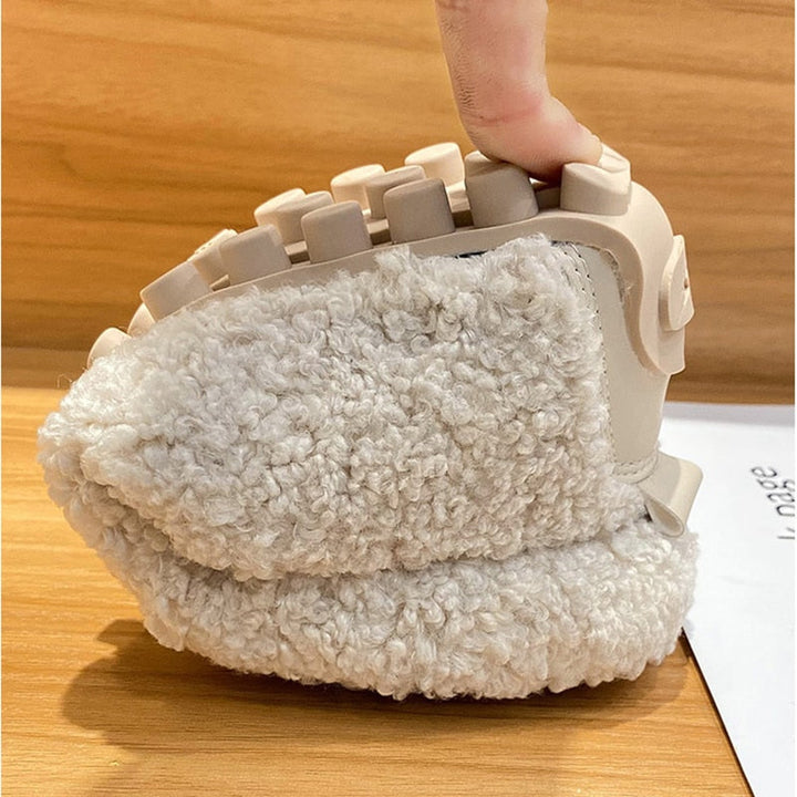 Detalhe de pantufas femininas super confortáveis, macias para pés quentinhos no inverno em casa.