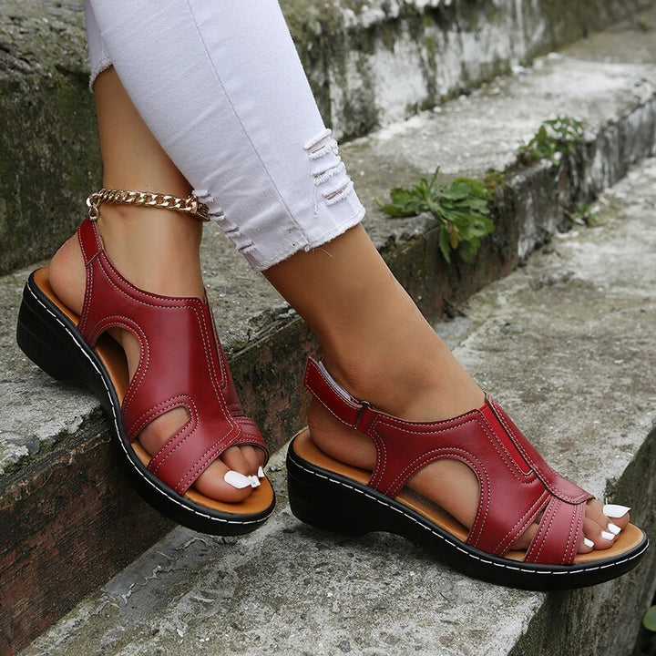 Sandálias femininas com salto cunha ajustável. Ortopédicas, garantindo conforto e estilo para os pés o dia todo.