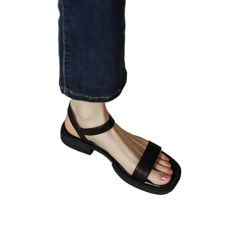 Calçado feminino versátil: sandálias de verão com design elegante e foco no conforto para o dia a dia.